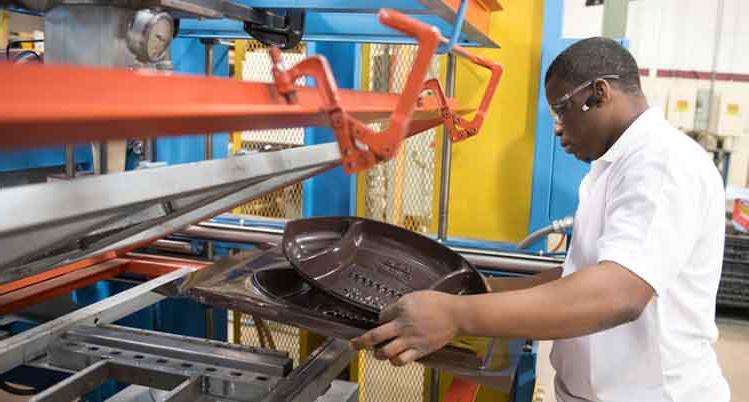 site://HennepinTech/_images/academic-programs/manufacturing-and-engineering-technology/plastics-engineering-technology/HTC_plastics2_750x402.jpg