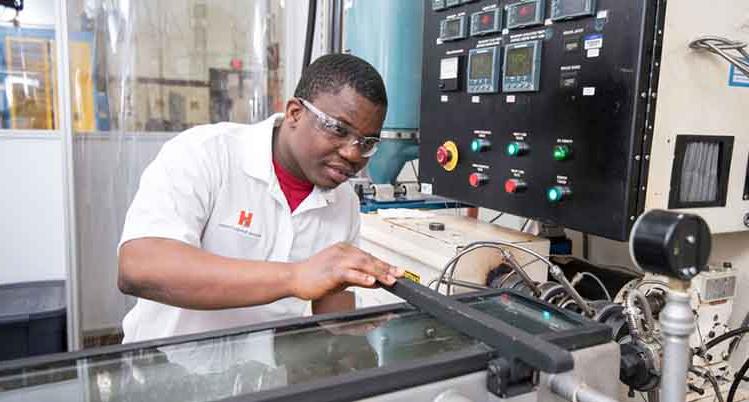 site://HennepinTech/_images/academic-programs/manufacturing-and-engineering-technology/plastics-engineering-technology/HTC_plastics3_750x402.jpg