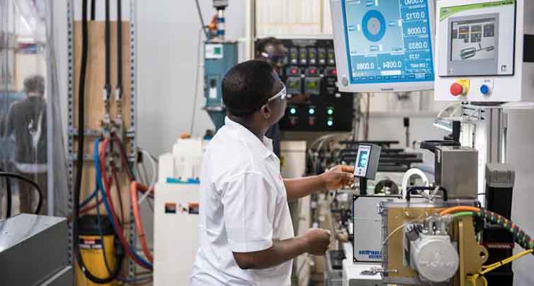 site://HennepinTech/_images/academic-programs/manufacturing-and-engineering-technology/plastics-engineering-technology/HTC_plastics5_750x402.jpg