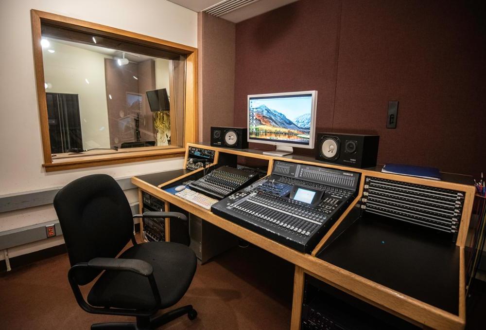 site://HennepinTech/_images/academic-programs/media-communications/audio-production/111820htc0156-1000x678.jpg