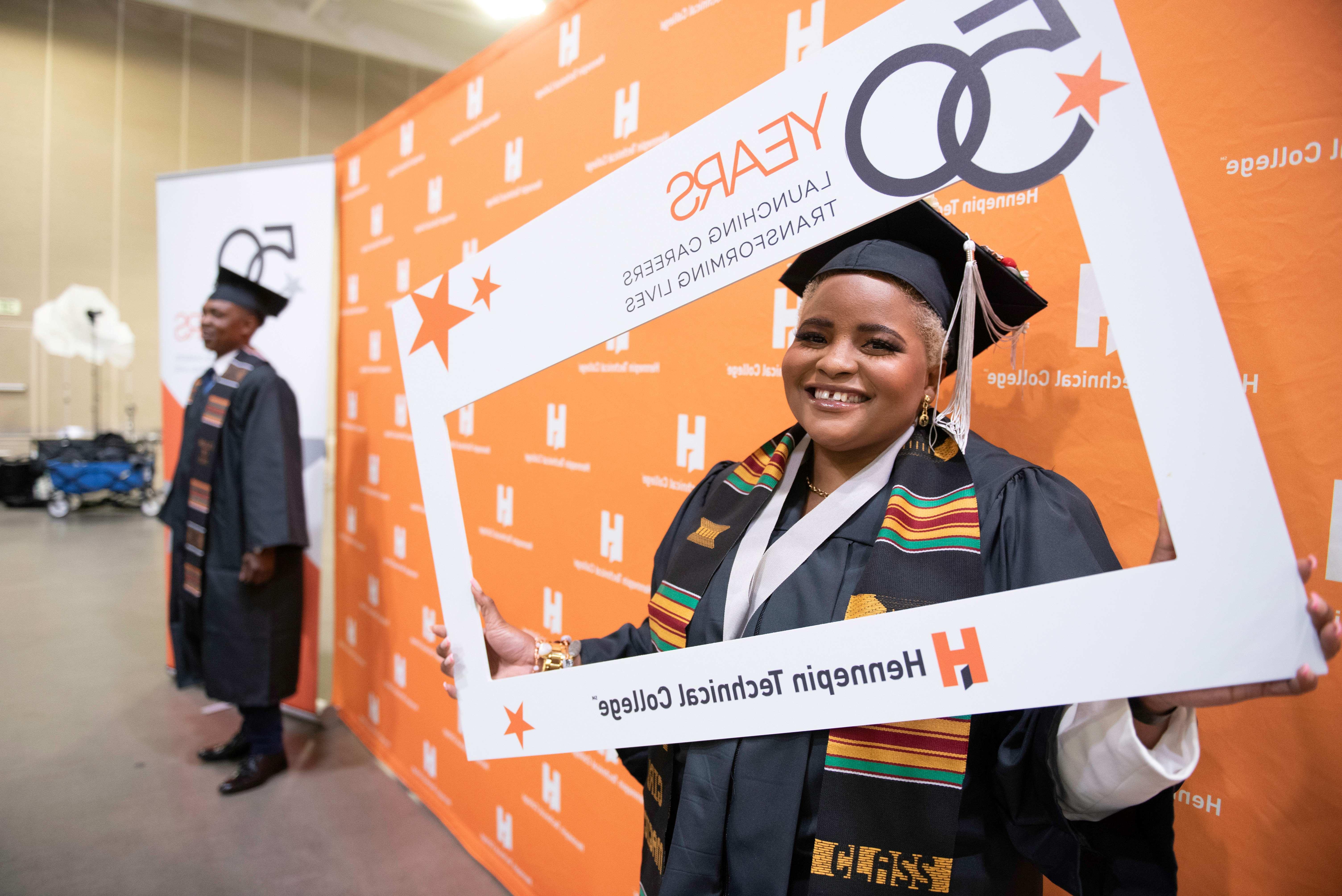 Grad with selfie sign